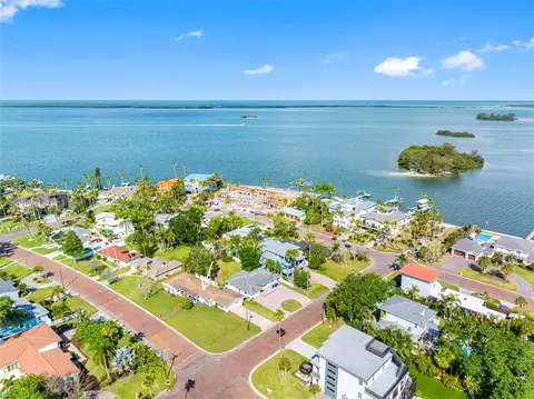 1794 Santa Barbara Dr, Dunedin, FL 34698