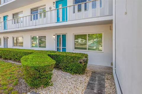 8533 110th St #106, Seminole, FL 33772