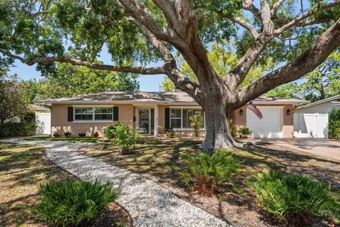 1702 Meredith Ln, Belleair, FL 33756