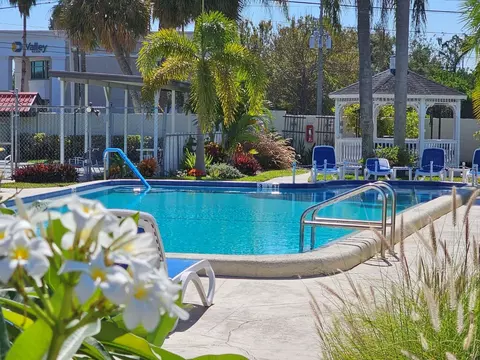 1100 E Bay Dr #105, Largo, FL 33770