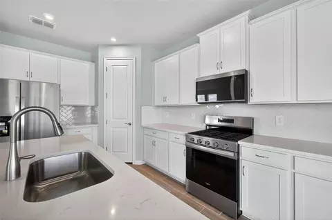 Kitchen - 13018 Sunseed St, Parrish, FL 34219 photo 2 of 4