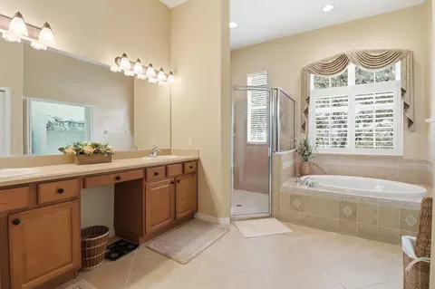 Bath - 1239 W Beagle Run Loop, Hernando, FL 34442 photo 3 of 5