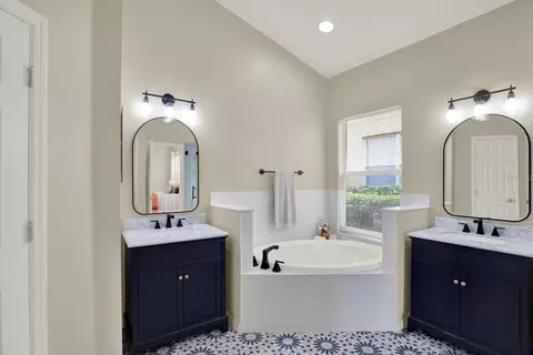 Bath - 18019 Java Isle Dr, Tampa, FL 33647 photo 2 of 4