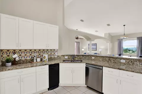 Kitchen - 18019 Java Isle Dr, Tampa, FL 33647 photo 5 of 6