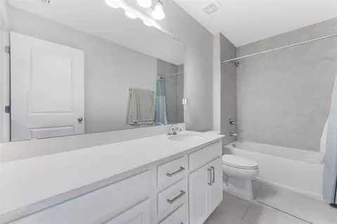 Bath - 12349 Blue Pacific Dr, Riverview, FL 33579 photo 2 of 3