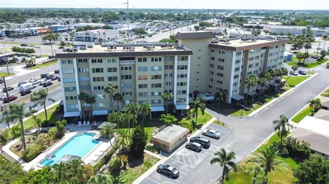 8950 Park Blvd #609, Seminole, FL 33777