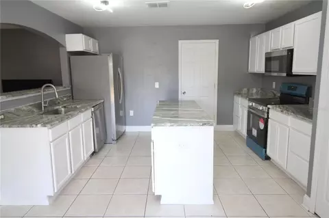 Kitchen - 10410 Opus Dr, Riverview, FL 33579 photo 2 of 5