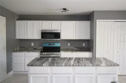 Kitchen - 10410 Opus Dr, Riverview, FL 33579 photo 4 of 5