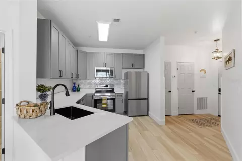 4323 Bayside Village Dr #312, Tampa, FL 33615