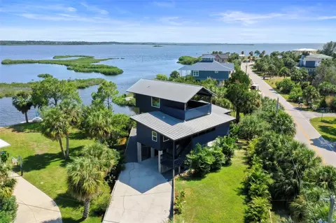10701 Pine Island Dr, Weeki Wachee, FL 34607