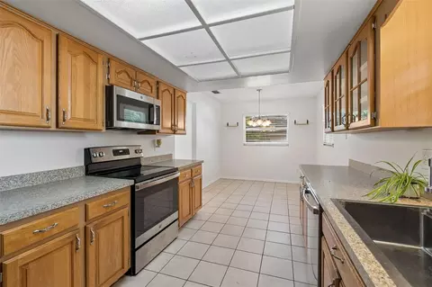 Kitchen - 2620 Giant Pl, Seffner, FL 33584 photo 3 of 4