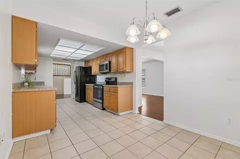 Kitchen - 2620 Giant Pl, Seffner, FL 33584 photo 2 of 4