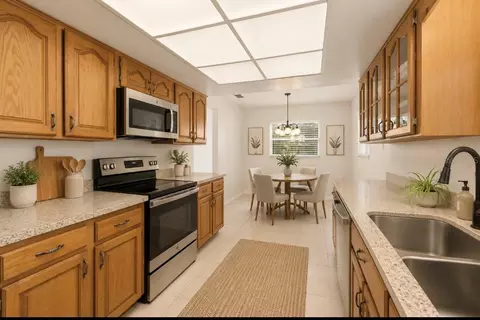 Kitchen - 2620 Giant Pl, Seffner, FL 33584 photo 4 of 4