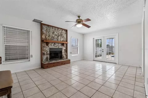 Living - 2620 Giant Pl, Seffner, FL 33584 photo 10 of 15