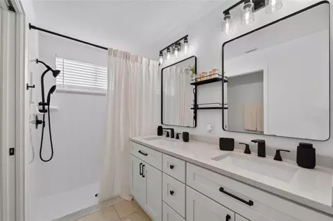 Bath - 12124 Colonial Estates Ln, Riverview, FL 33579 photo 2 of 7
