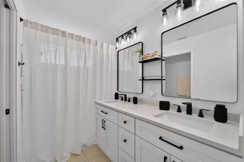 Bath - 12124 Colonial Estates Ln, Riverview, FL 33579 photo 1 of 7