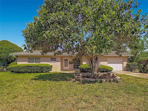 211 NW Monroe Cir N, Saint Petersburg, FL 33702
