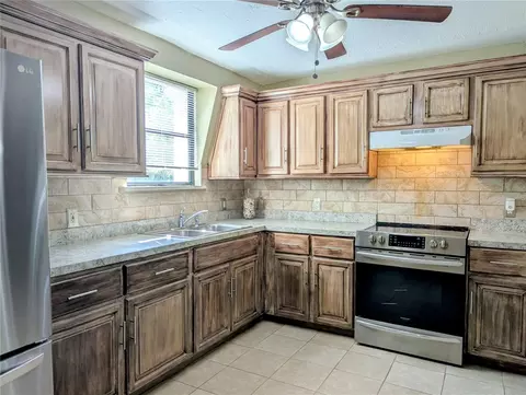 Kitchen - 18001 Nelson Rd, Spring Hill, FL 34610 photo 2 of 3
