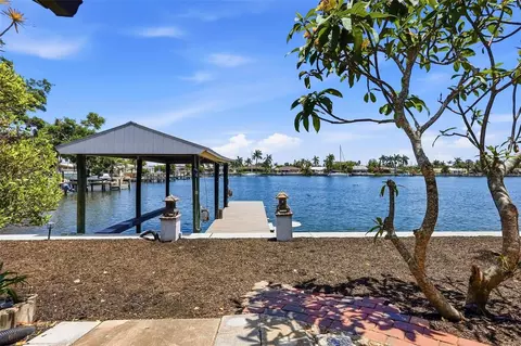 2300 S Shore Dr SE, Saint Petersburg, FL 33705