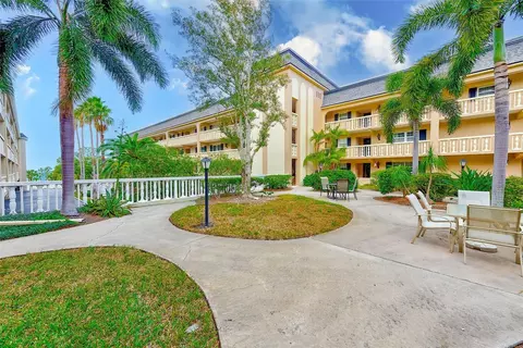 Exterior - 131 Bluff View Dr #401, Belleair Bluffs, FL 33770 photo 6 of 9
