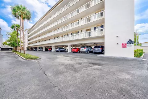 Exterior - 131 Bluff View Dr #401, Belleair Bluffs, FL 33770 photo 3 of 9