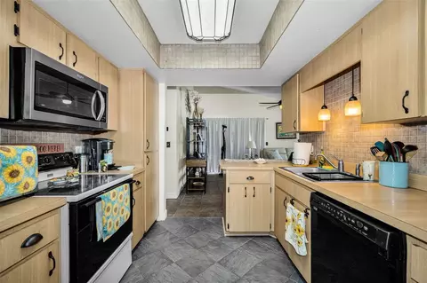 Kitchen - 2907 Whispering Dr N, Largo, FL 33771 photo 7 of 7