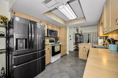 Kitchen - 2907 Whispering Dr N, Largo, FL 33771 photo 6 of 7