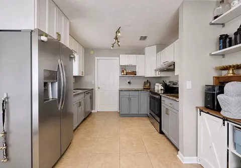 Kitchen - 10331 Summerview Cir, Riverview, FL 33578 photo 4 of 4
