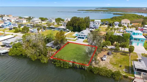 6646 Seaview Blvd, Hudson, FL 34667
