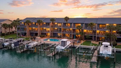 11835 3rd St E, Treasure Island, FL 33706