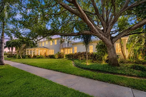 556 21st Ave NE, Saint Petersburg, FL 33704