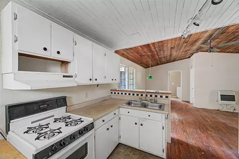 Kitchen - 232 Cutrone Rd, Winter Haven, FL 33880 photo 2 of 4