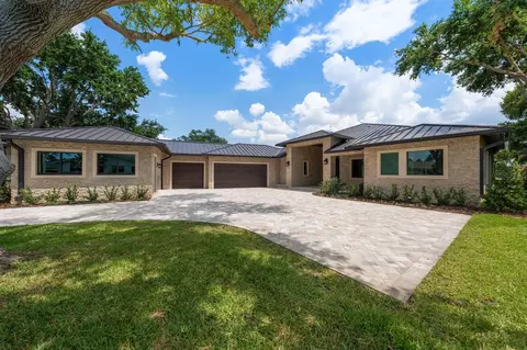 19 Hibiscus Rd, Belleair, FL 33756