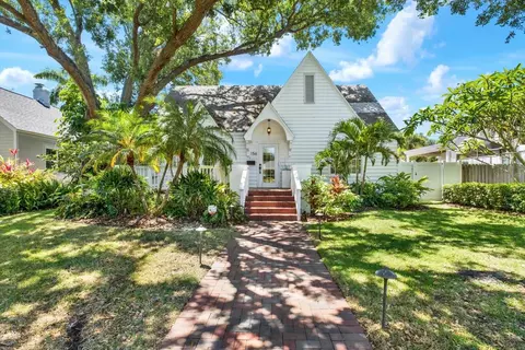 156 21st Ave NE, Saint Petersburg, FL 33704
