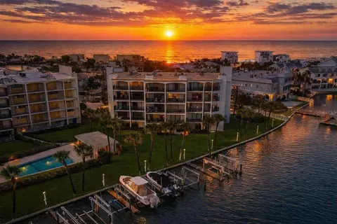9825 Harrell Ave #404, Treasure Island, FL 33706