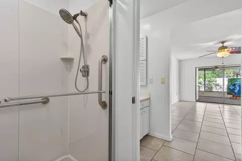 Bath - 318 Timberlake Dr, Bradenton, FL 34210 photo 2 of 4
