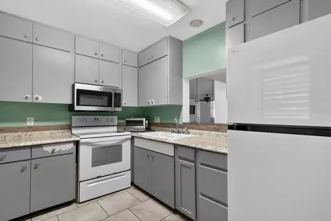 Kitchen - 318 Timberlake Dr, Bradenton, FL 34210 photo 2 of 3