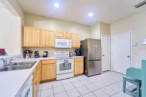 Kitchen - 5014 Pond Ridge Rd, Riverview, FL 33578 photo 2 of 3