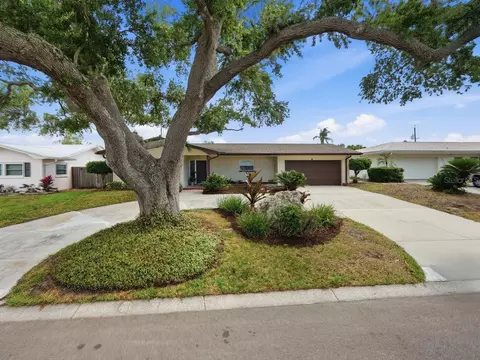 3650 Shady Bluffs Dr, Largo, FL 33770