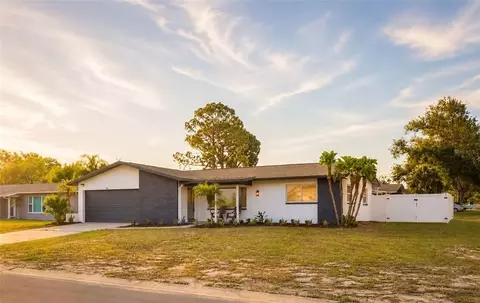 8601 139th St, Seminole, FL 33776
