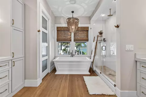 Bath - 413 Buttonwood Ln, Largo, FL 33770 photo 3 of 8
