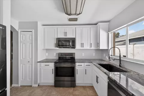 Kitchen - 12015 Cedarfield Dr, Riverview, FL 33579 photo 2 of 4