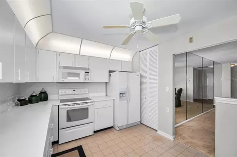 Kitchen - 100 Bluff View Dr #514C, Belleair Bluffs, FL 33770 photo 3 of 6