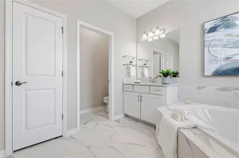 Bath - 9608 Sorbonne Loop, Seffner, FL 33584 photo 4 of 8
