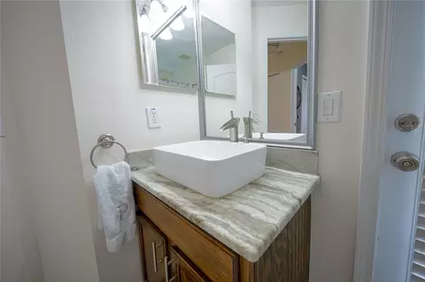 Bath - 13425 Fladgate Mark Dr, Riverview, FL 33579 photo 6 of 8