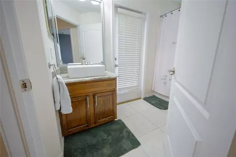Bath - 13425 Fladgate Mark Dr, Riverview, FL 33579 photo 7 of 8