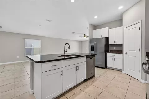 Kitchen - 13236 Jeter Creek Dr, Riverview, FL 33579 photo 4 of 5