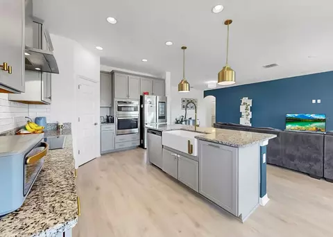 Kitchen - 12048 Orchid Ash St, Riverview, FL 33579 photo 7 of 10