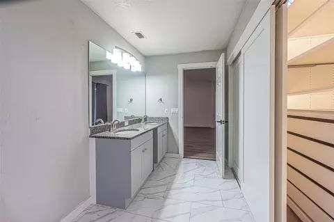 Bath - 12121 Colonial Estates Ln, Riverview, FL 33579 photo 3 of 3
