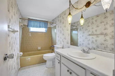Bath - 2217 Sunset Dr #E27, Bradenton, FL 34207 photo 1 of 2